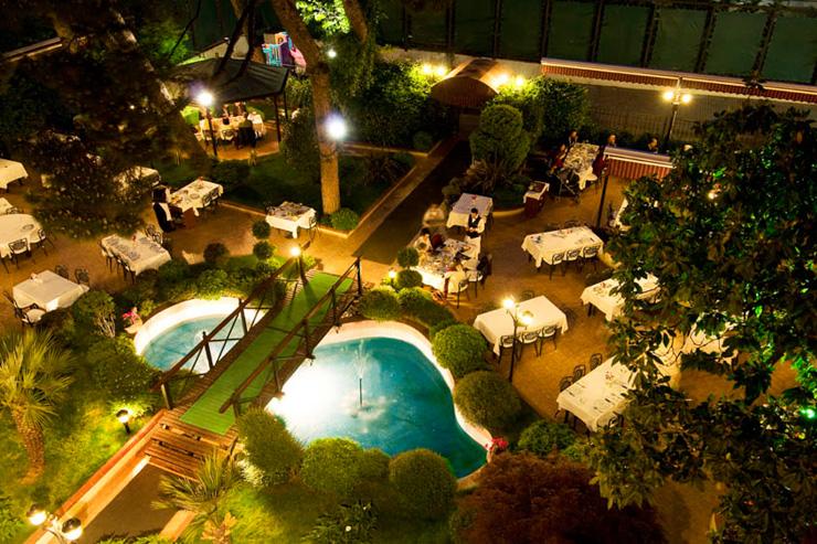 Jardin du restaurant Mabeyin, vu de nuit