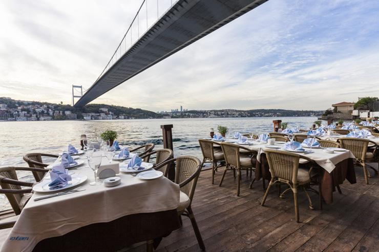 La terrasse d'Uskumru au bord du Bosphore, sous le Pont Fatih Sultan Mehmet