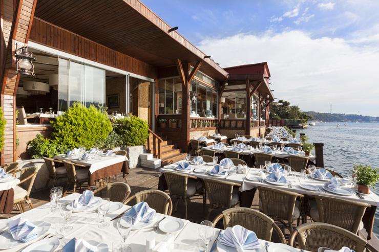 La terrasse d'Uskumru au bord du Bosphore