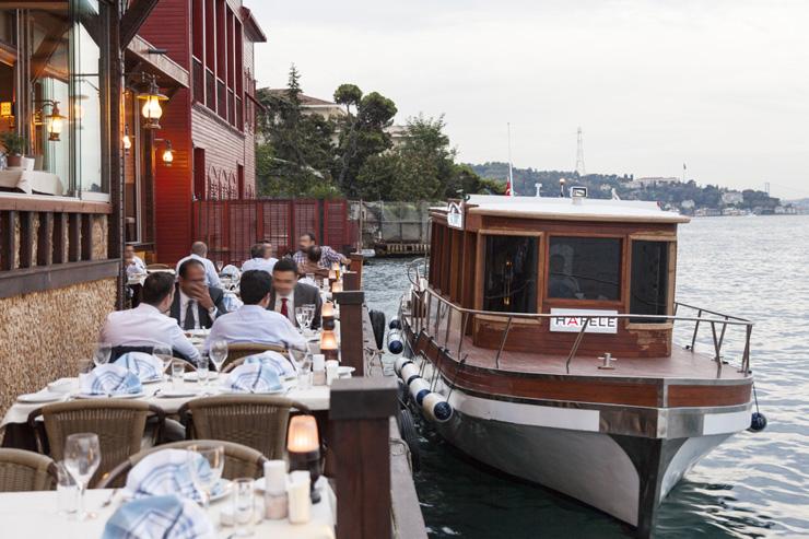 Bateau amarré à la terrasse du restaurant