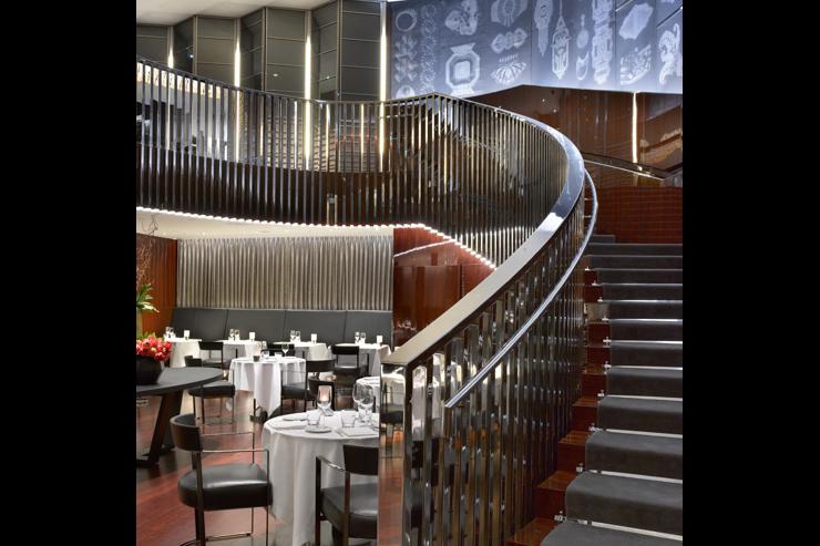 Le fastueux escalier de Il Ristorante, le restaurant italien du Bulgari Hotel