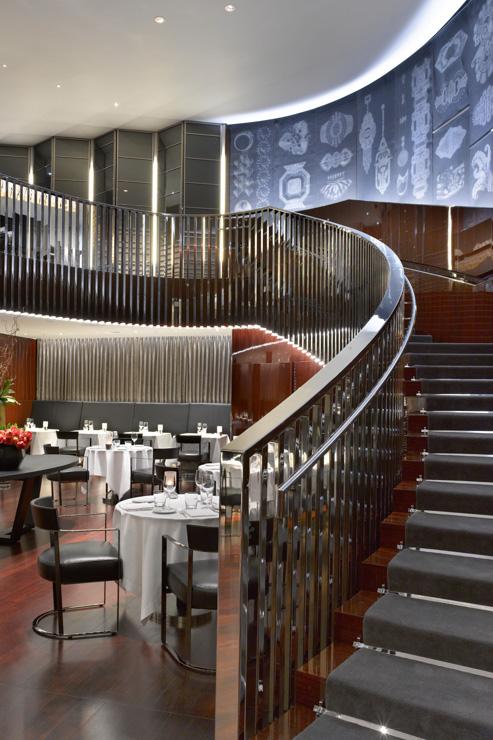 Le fastueux escalier de Il Ristorante, le restaurant italien du Bulgari Hotel