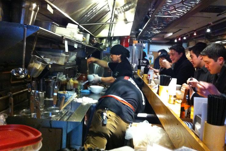 Totto Ramen - Foule devant le minuscule comptoir où s'affairent les cuisiniers