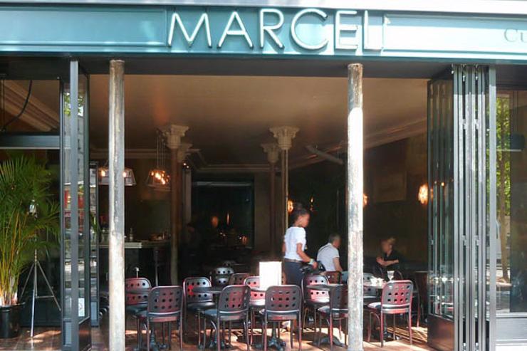 Extérieur du Marcel, sur le quai de Jemmapes, face au Canal Saint-Martin