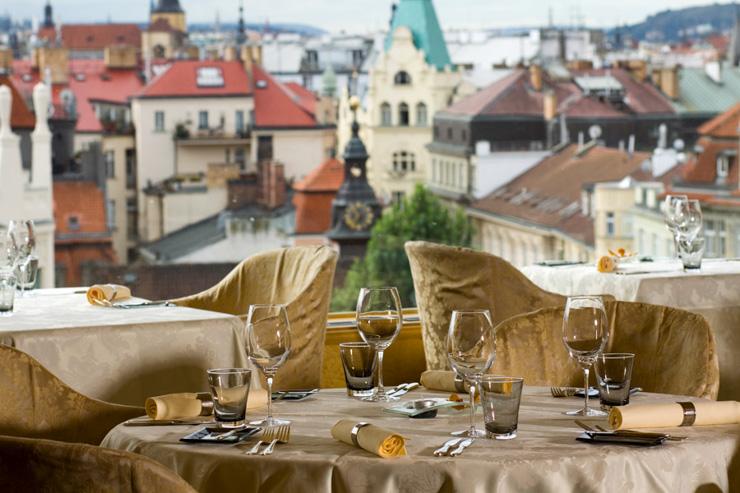 Vue sur Prague depuis la terrasse du Zlata Praha sur le toit de l'hôtel InterContinental