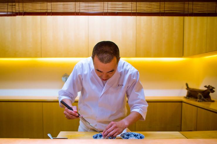 Le chef Hideki Ishigawa derrière son comptoir