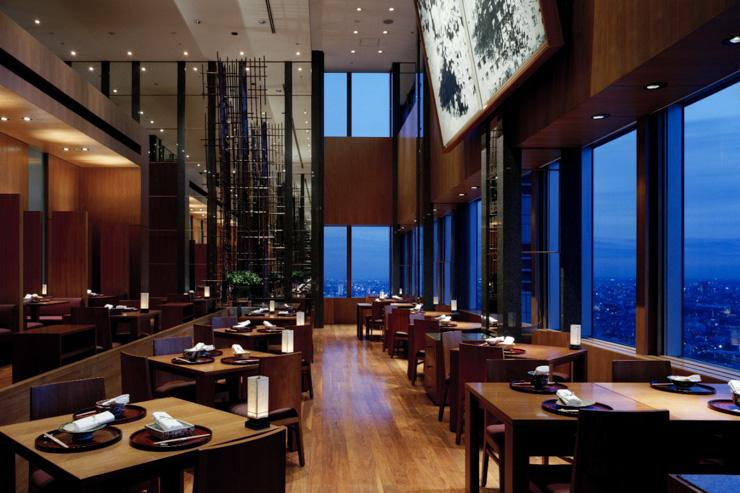 Kozue au Park Hyatt Tokyo - Intérieur de la salle à manger avec ses baies vitrées