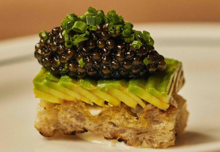 Le restaurant à Londres Lita | toast de focaccia à l'avocat et caviar Kaluga © Jess Ellis