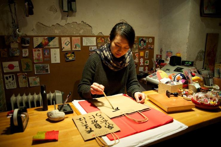 Momo - Barcelone - Kaori en pleine séance de calligraphie