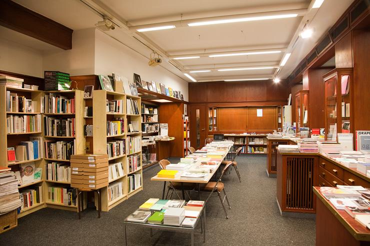 Intérieur de la librairie d'arts Motto