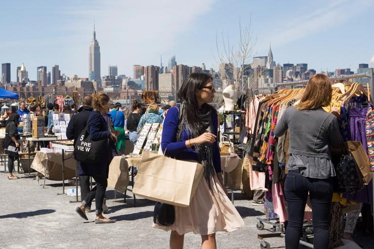 Brooklyn Flea - Stands alignés sur le front de mer (Williasmburg)