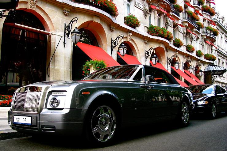 Rolls garée devant le Plaza Athéenée, le palace emblématique de l'avenue Montaigne