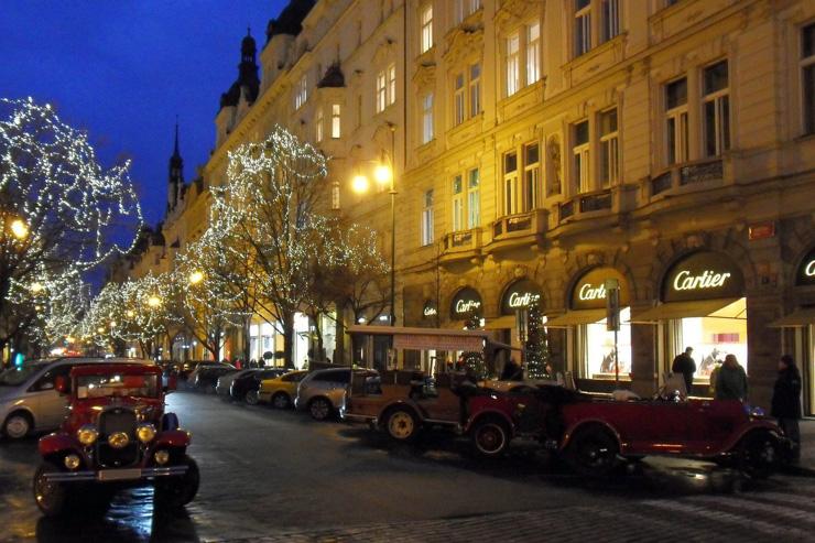 La rue Pařížská de nuit