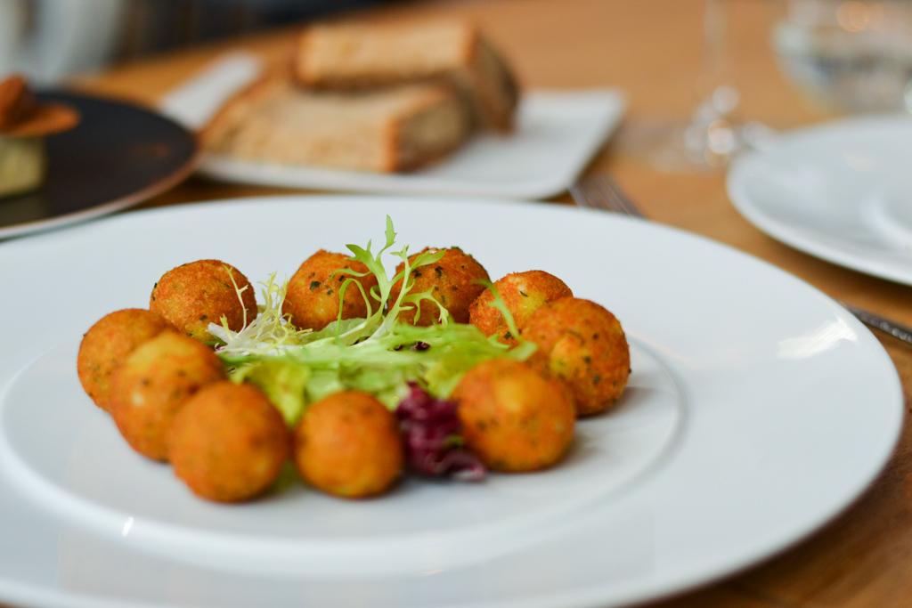 Accras de cabillaud, mayonnaise aux herbes © Mélissa Leroux