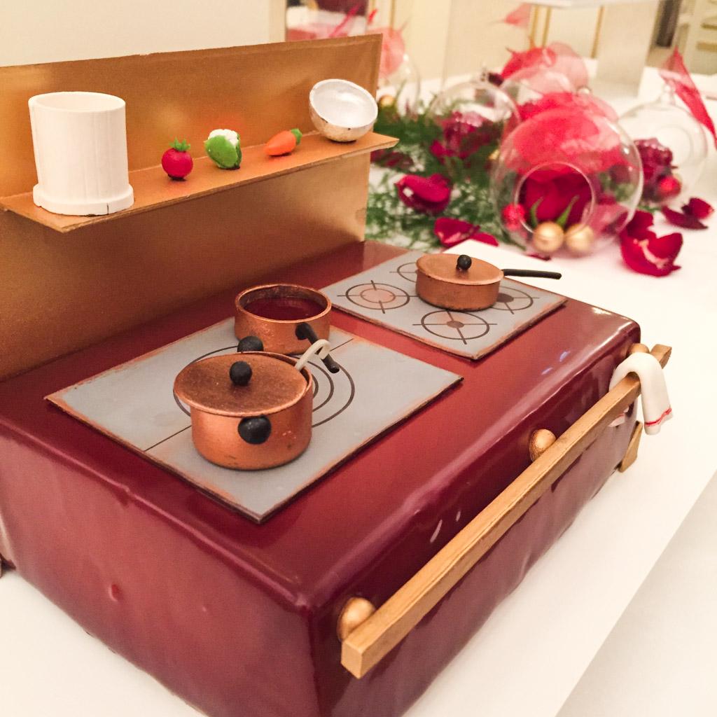 La bûche imaginée par Christophe Michalak s’inspire directement des fourneaux du Plaza Athénée.