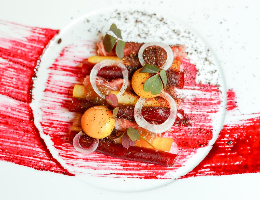 Carpaccio de betterave, coppa, bière et jaune d’oeuf confit © Mélissa Leroux