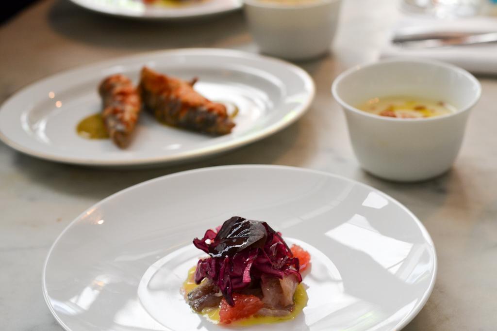 Au premier plan, le maquereau avec vinaigrette au pamplemousse, gingembre et chou rouge. Dans le fond, les sardines et la soupe de céleri-rave © Mélissa Leroux