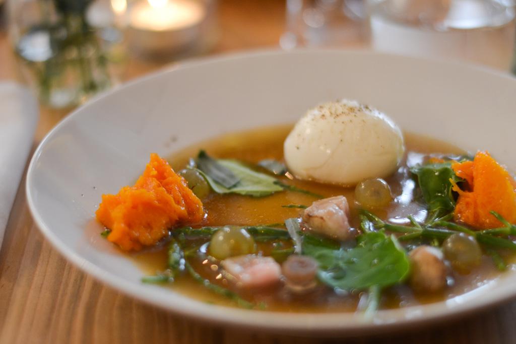 En entrée, bouillon de canard, œuf mollet, os à moelle et potiron rôti.