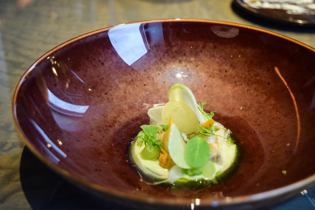 Moules, kimchi, concombre et basilique thaï : un premier hors d’oeuvre formidable © Yonder.fr