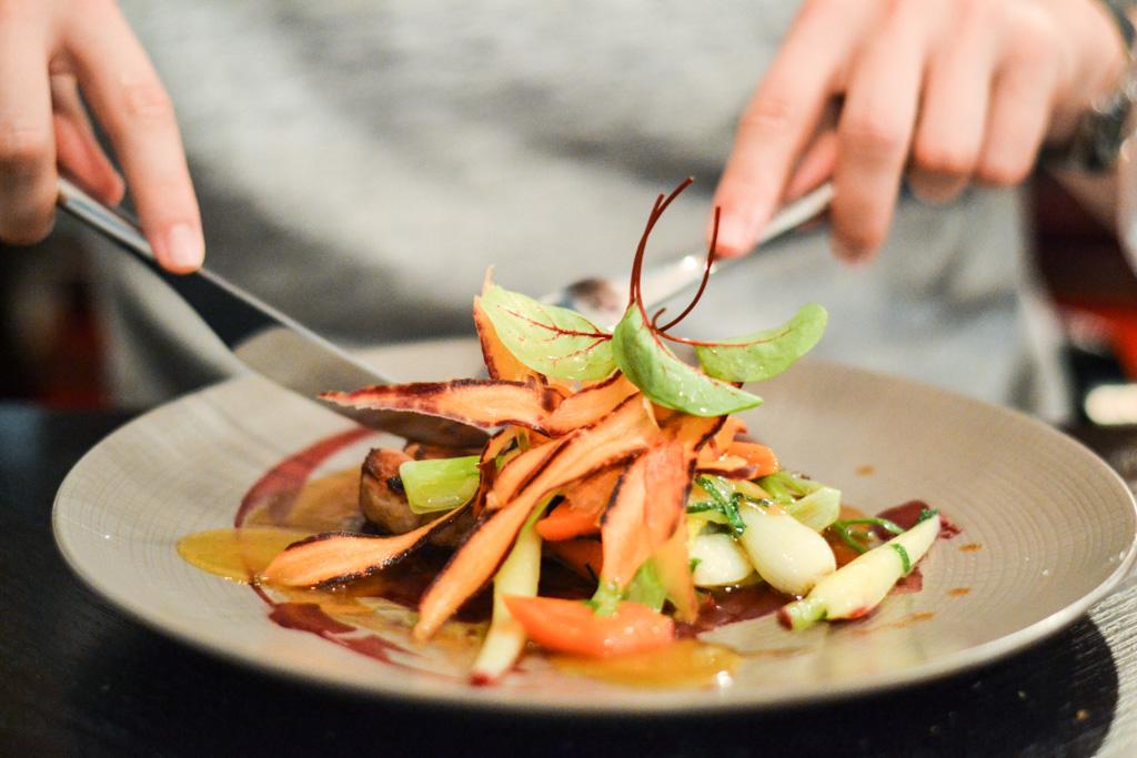 Poitrine de veau confite 36h à basse température et grillé, carottes colorées crues et cuites, légumes racines et jus corsé. Un plat haut en couleurs.