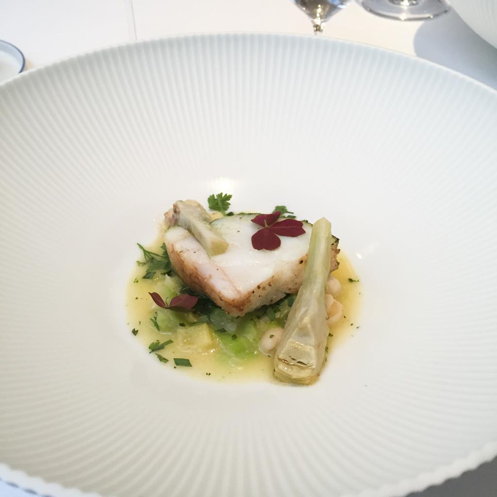 Filet de lotte, artichauts poivrade et champignons blancs © Yonder.fr