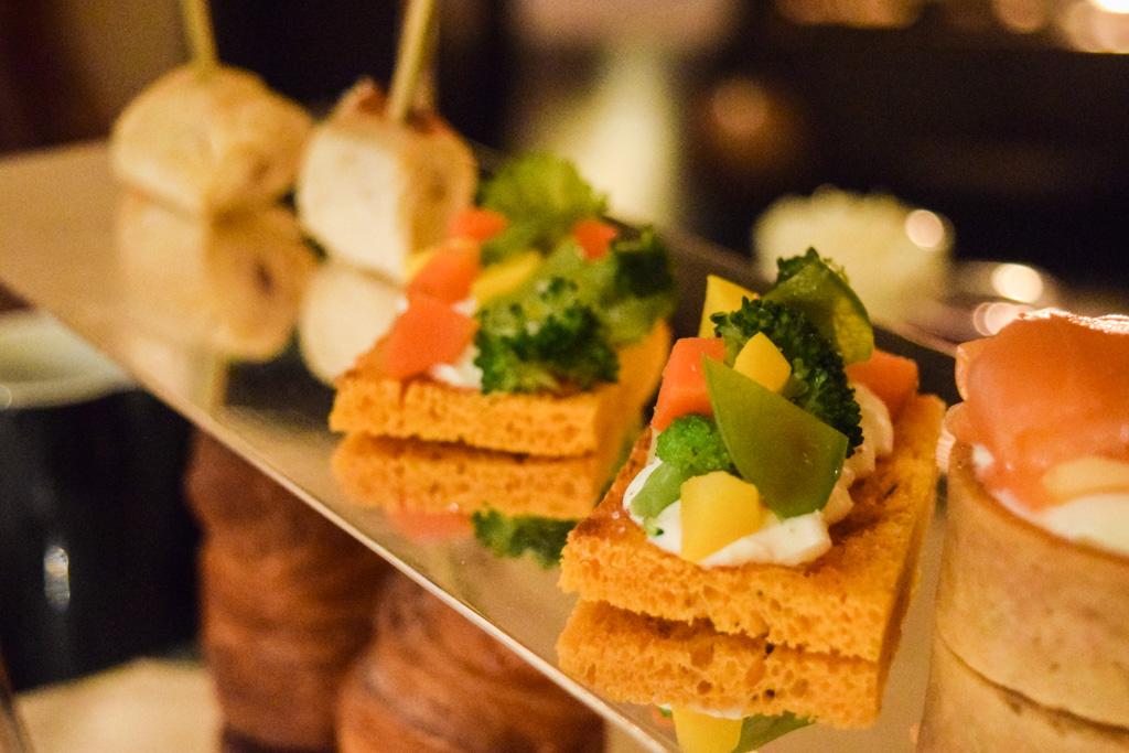 Des canapés salés sont également servis en même temps que les pâtisseries et viennoiseries © Yonder.fr