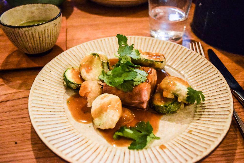 Bonite, courgette, coing, coco curry © Yonder.fr