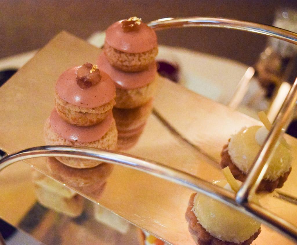 Mini religieuses crème de marron et confit de poire © Yonder.fr