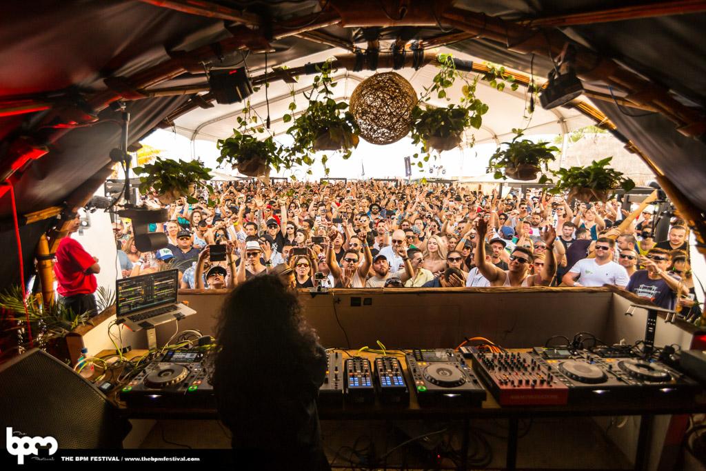 Nicole Moudaber devant un public compact, avant que Sasha ne prenne la suite © aLIVE Coverage for TheBPMFestival.com