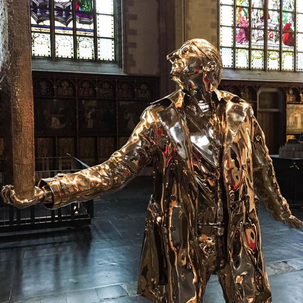 Depuis le 18 novembre 2015, un bronze du sculpteuse anversois Jan Fabre est exposé dans la cathédrale © Yonder.fr