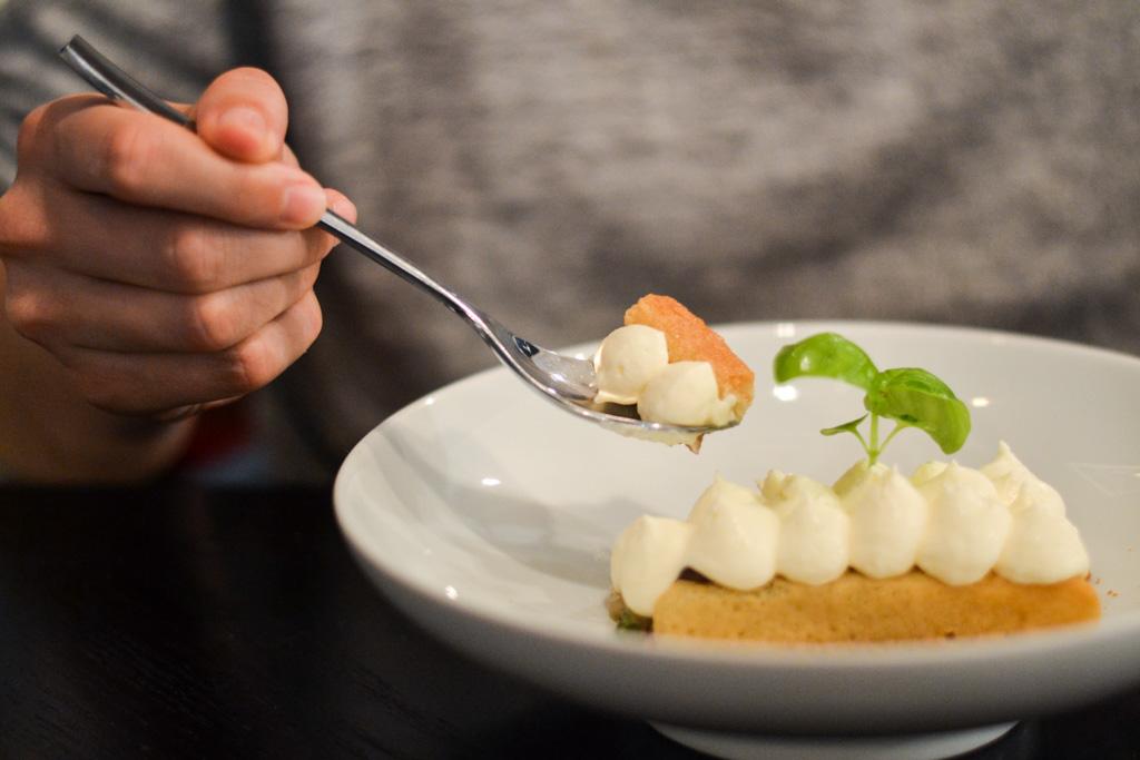 Le Tiramisù revisité à la poire confite, marron glacé, mascarpone et boudoir au sirop de verveine absolument divin.