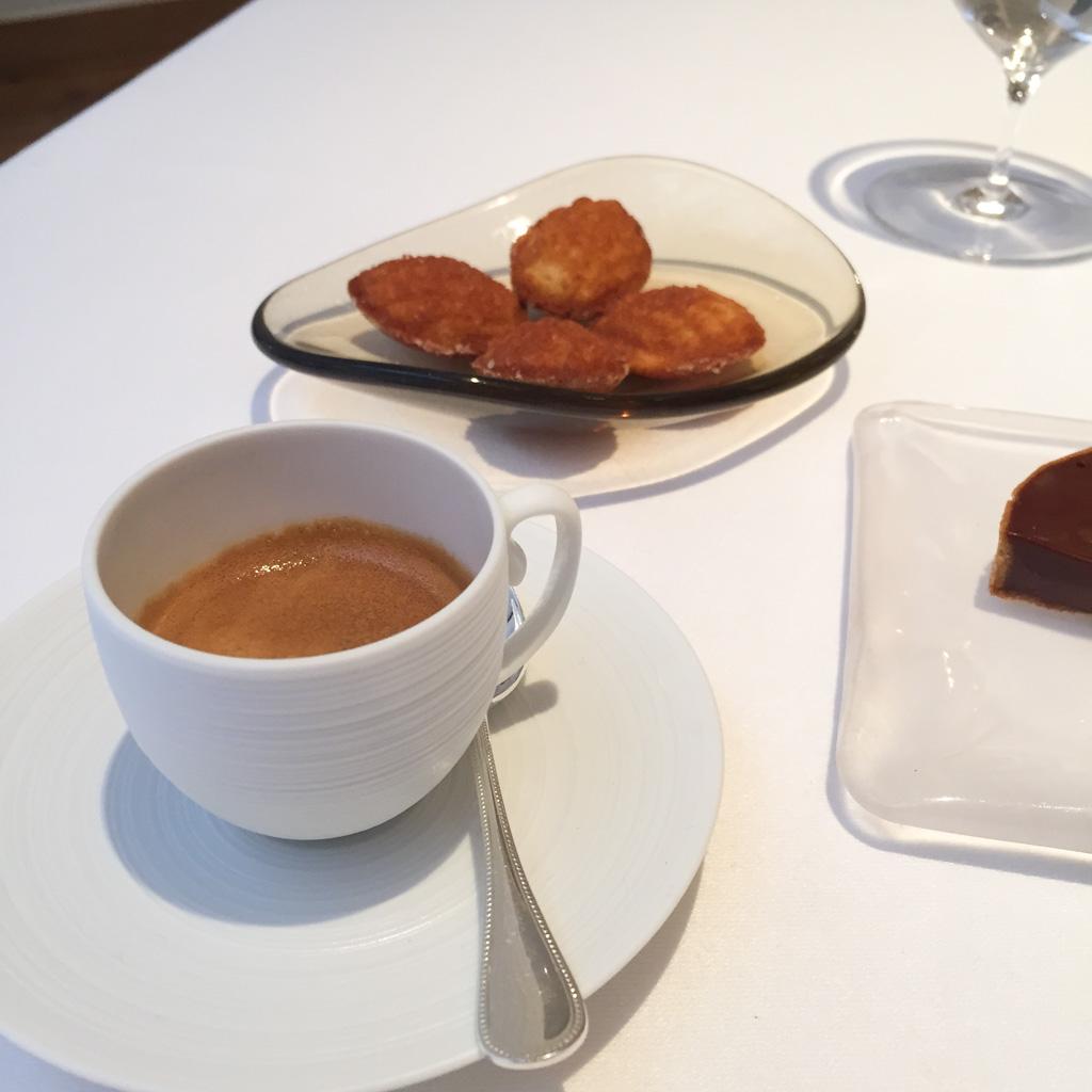 Espresso et mignardises © Yonder.fr