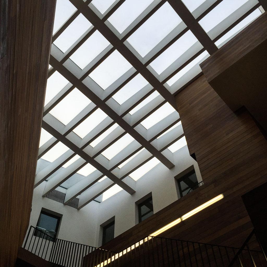 Dans le hall du MoMu © Yonder.fr
