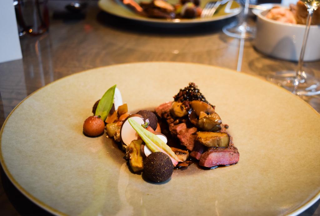 Canard sauvage, cèpes, châtaignes, boudin noir, coing et hibiscus : un beau plat automnal... un peu trop riche © Yonder.fr