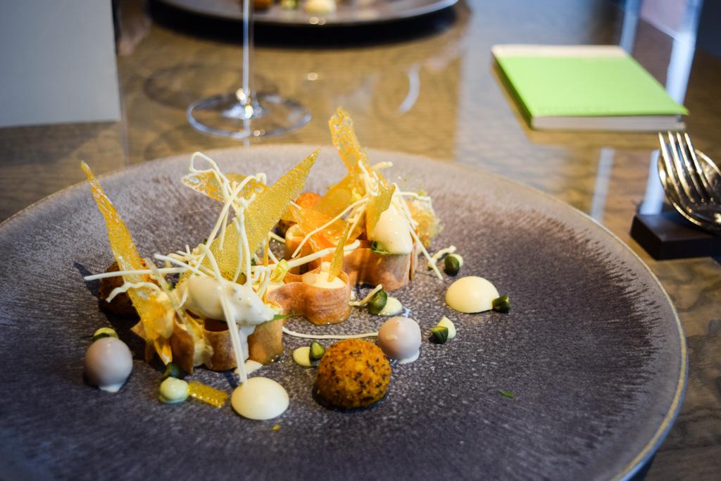 Baies d’argousier, chocolat blanc, pistache et gingembre : un dessert de haute volée © Yonder.fr