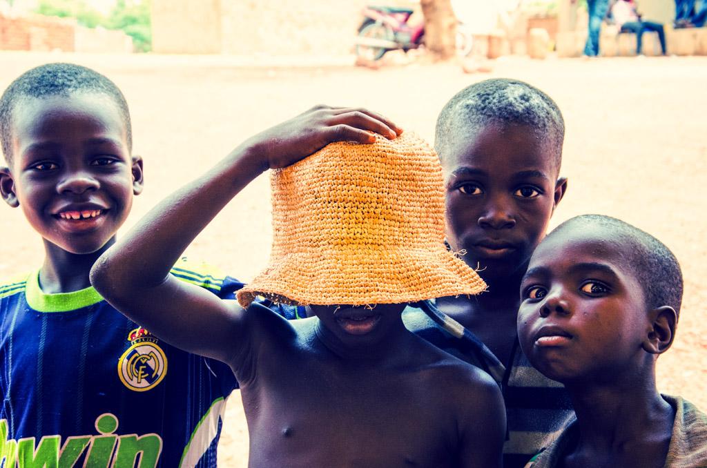 Sur la réserve au moment de la rencontre, les enfants sont toujours prêts à faire des pitreries quand l’atmosphère se détend. © Antoine Debontride