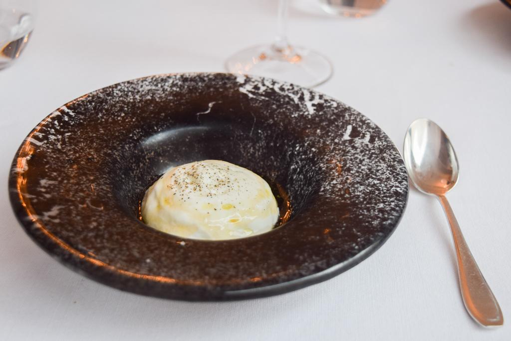 Le crémeux de chèvre frais fait office de pré-dessert. © Yonder.fr