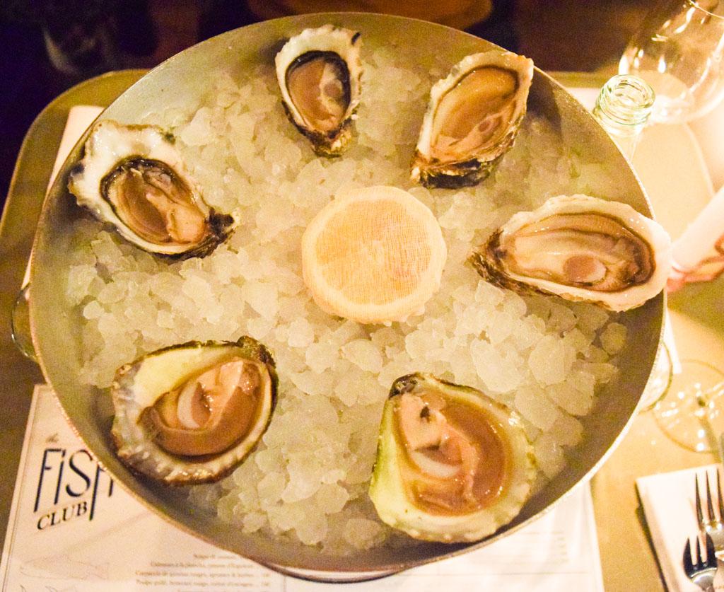 Assortiment d’huîtres (Cap Ferret, Utah Beach, Zélande) pour débuter le dîner © Yonder.fr