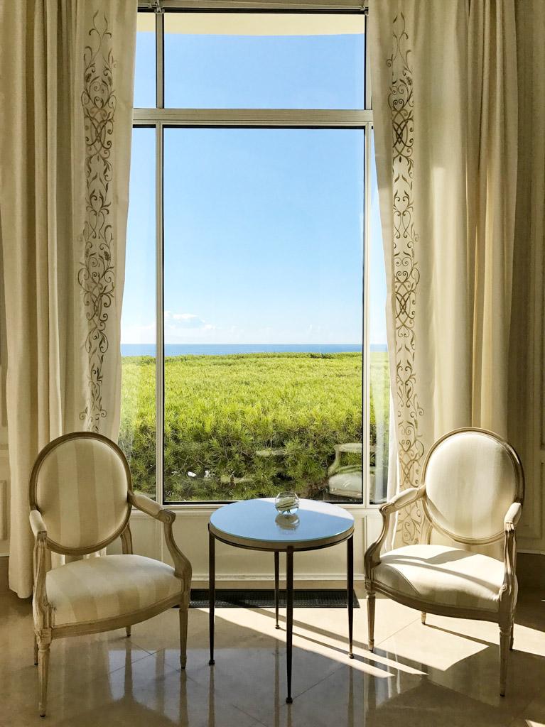 Le lobby du Four Seasons Grand Hôtel du Cap-Ferrat est spectaculaire, y compris pour les clients habitués aux plus beaux palaces © Yonder.fr