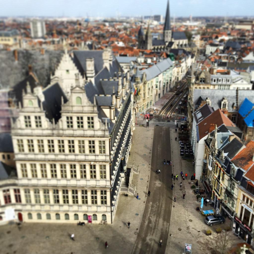 Vue sur l’Hôtel de Ville depuis le beffroi © Yonder.fr