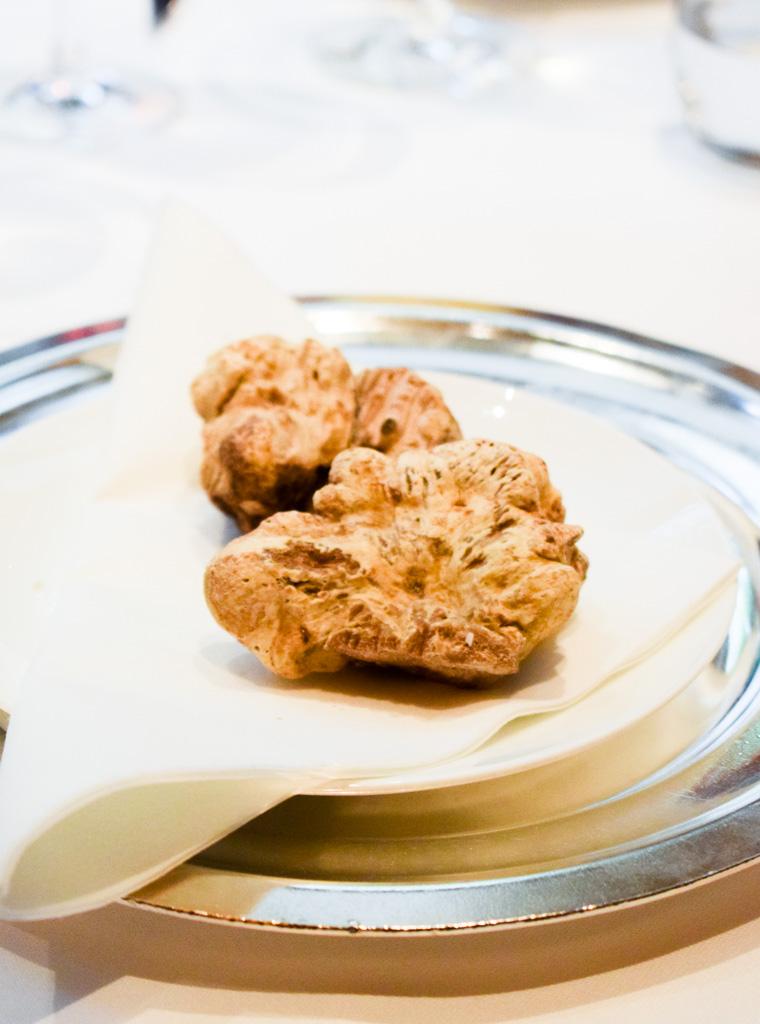 Les truffes blanches d’Alba servies au Taillevent ont été sélectionnées à l’aide de M. Enzo Vizzari, en parfait connaisseur du Piémont © Yonder.fr