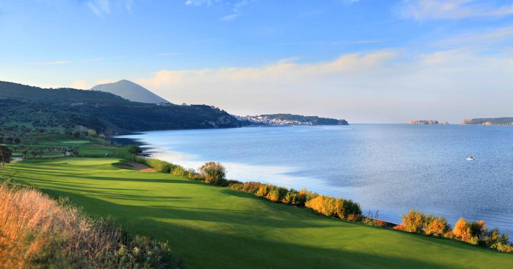 The Bay Course, l’un des deux parcours de golf de Costa Navarino © The Romanos