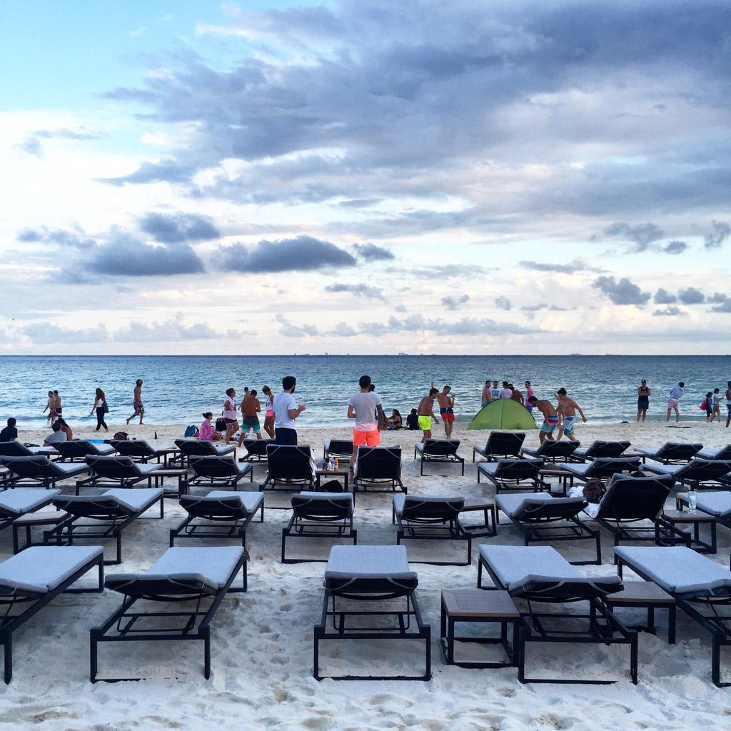 Coucher de soleil coloré et animé sur la plage du Grand Hyatt © Yonder.fr