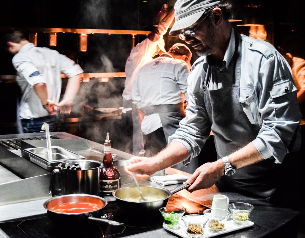 Paul Pairet dans les cuisines de son restaurant Ultraviolet © Yonder.fr