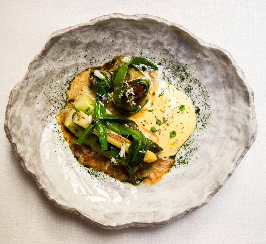 Asperge verte de Pertuis / grillée-vapeur morille française farcie / sucs de cuisson au vin jaune © Yonder.fr