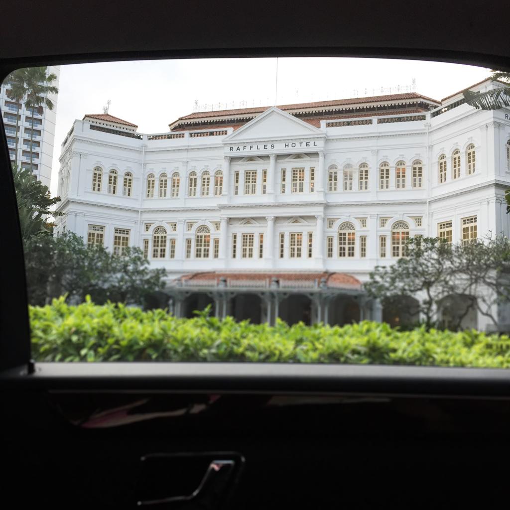 Le Raffles, l’un des plus célèbres hôtels d’Asie, vu depuis un taxi © YONDER.fr