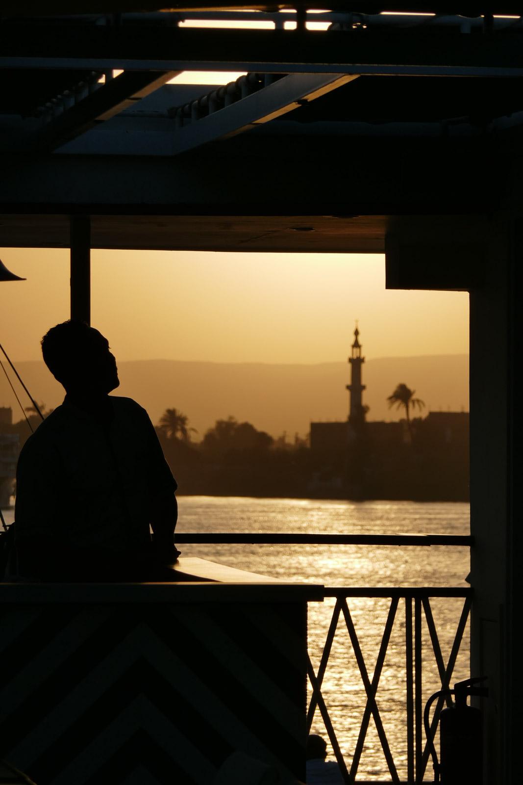 18 h 30 - Chaque coucher de soleil est un spectacle depuis le pont du navire 18 h 30 - Chaque coucher de soleil est un spectacle depuis le pont du navire