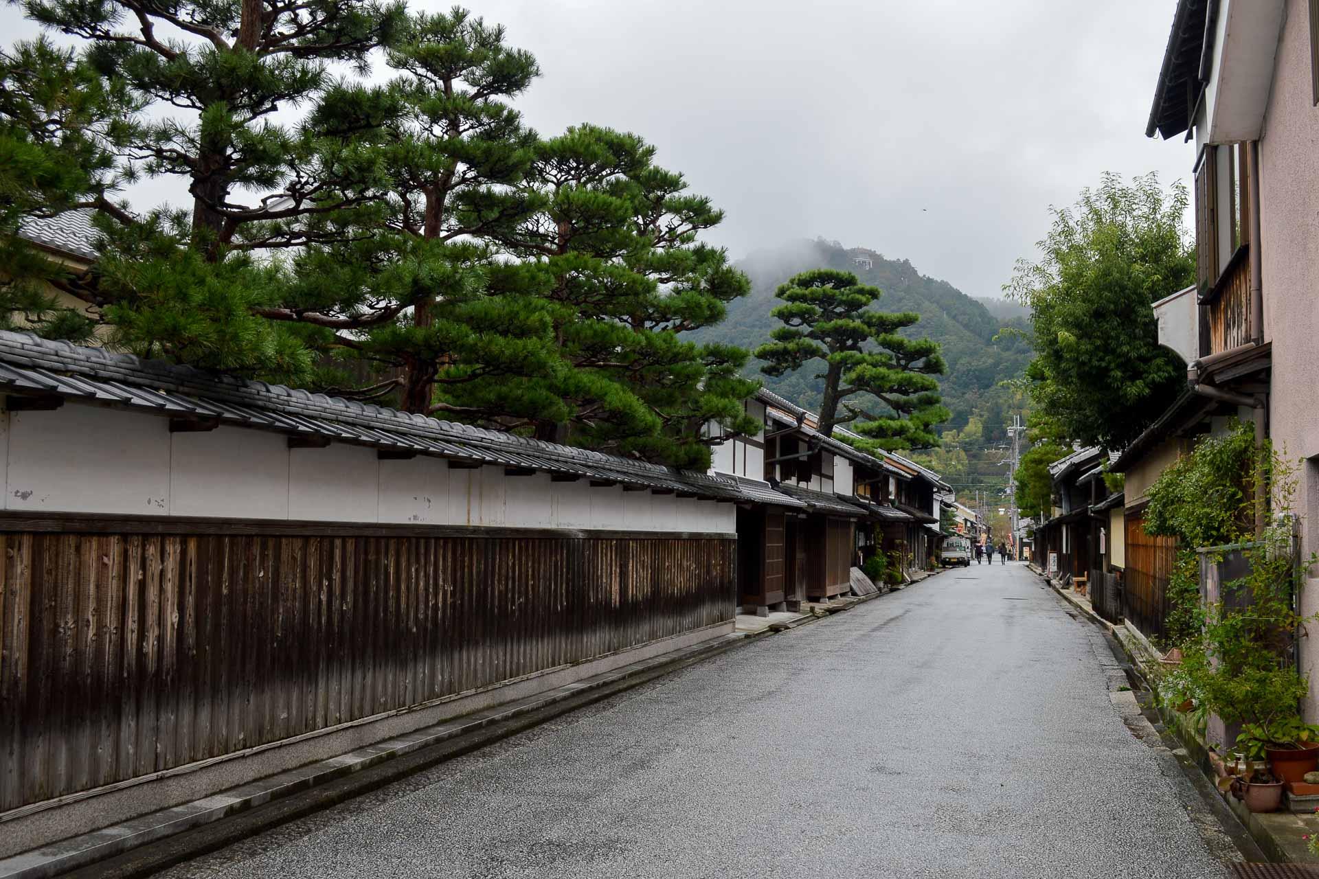 Àu-dessus de chaque entréen un pin mikoshino matsu, « qui regarde au dehors », a sa première branche basse toujours dirigée vers la rue.