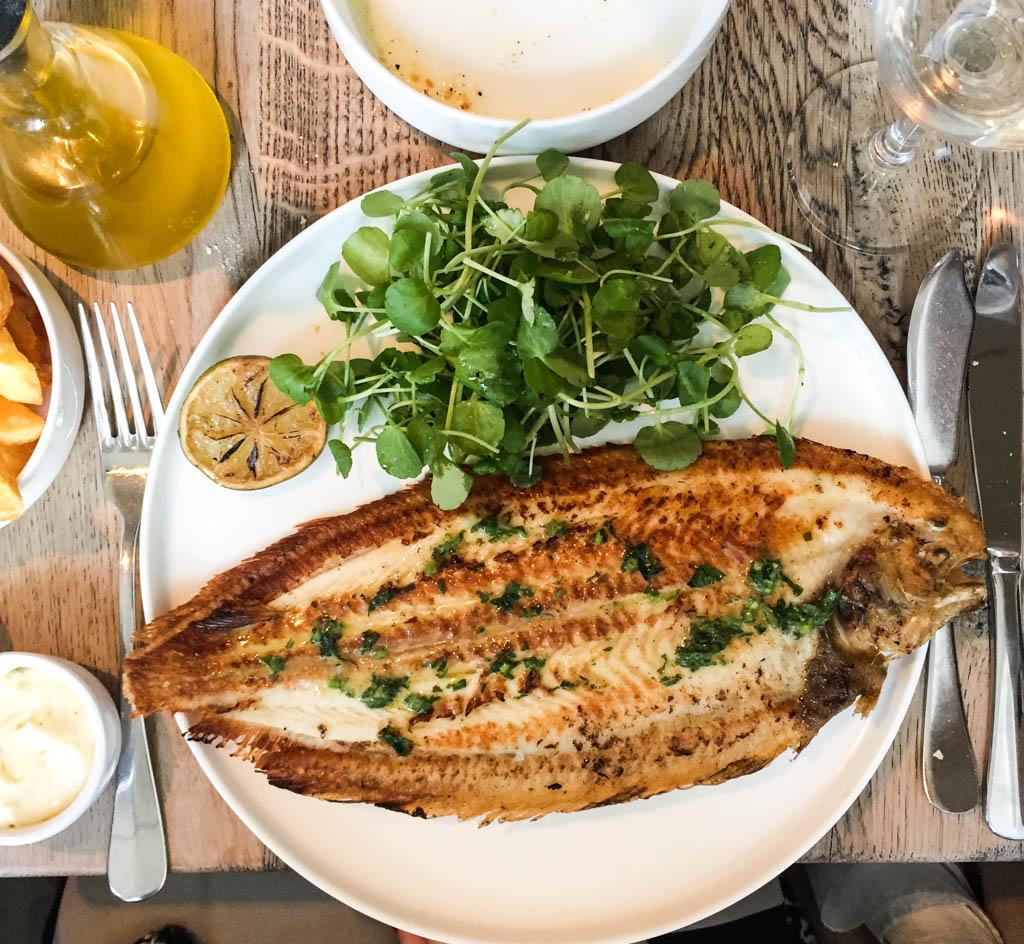 Sole servie entière à Fiskebar, LA bonne adresse pour manger du poisson © Yonder.fr