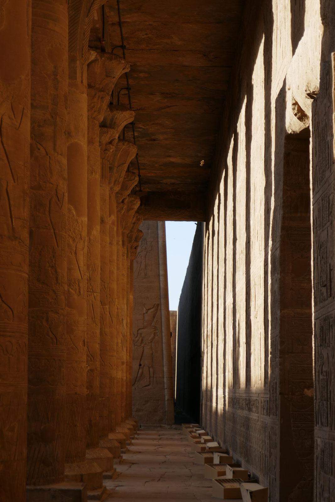 17h30 - Nous sommes en retard, et tant mieux, car nous arrivons quasiment seuls au temple d’Edfou. C’est l’un des derniers grands temples érigés en Egypte (-57) 17h30 - Nous sommes en retard, et tant mieux, car nous arrivons quasiment seuls au temple d’Edfou. C’est l’un des derniers grands temples érigés en Egypte (-57)